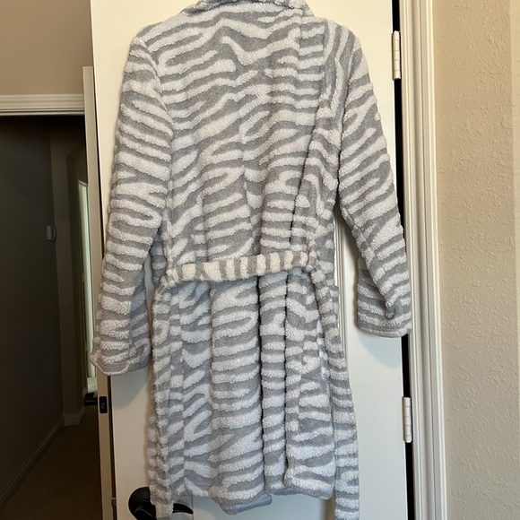 Jasmine & Ginger extra large (XL) light gray and white zebra robe - Picture 4 of 4